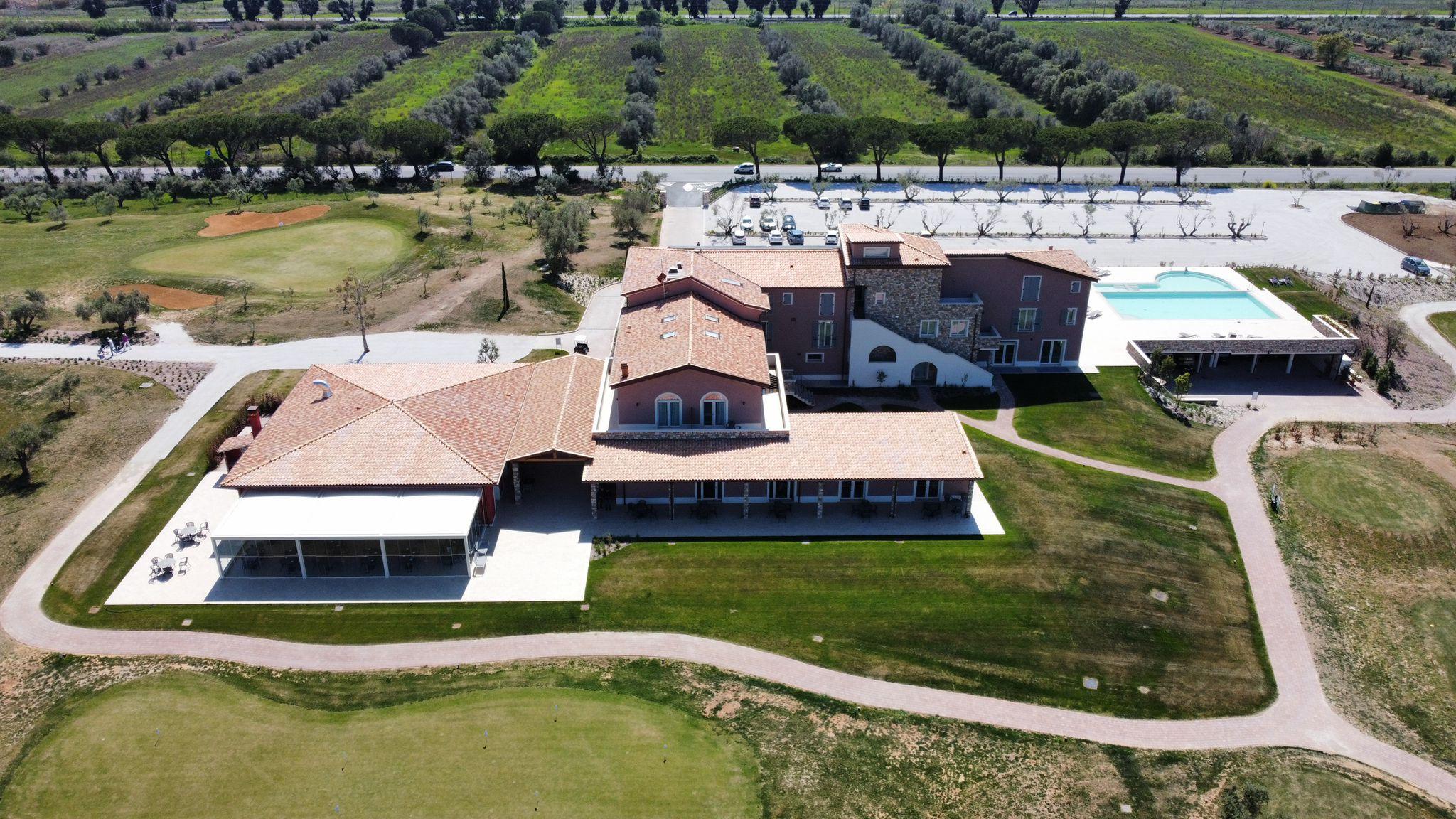 COMPLESSO TURISTICO SPORTIVO DA GOLF A FOLLONICA (GR)